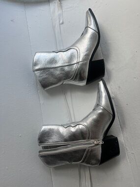 Forever 21 Silver Metallic cowboy Ankle Booties Size 6